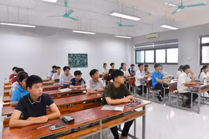 Các thí sinh nghe cán bộ coi thi quán triệt nội quy trước khi làm bài thi.