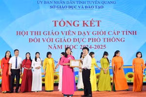 Cô Ứng Thị Minh Hà nhận giấy khen của Giám đốc Sở GD&ĐT tỉnh Tuyên Quang đã có thành tích xuất sắc trong Hội thi Giáo viên giỏi cấp tỉnh năm 2024.