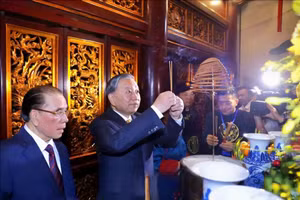 Tổng Bí thư, Chủ tịch nước Tô Lâm dâng hương, hoa, lễ vật tại Thượng cung.