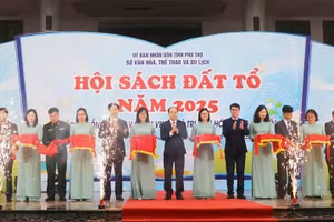Các đại biểu cắt băng khai mạc Hội sách Đất Tổ năm 2025.
