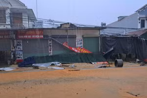 Mưa lớn kèm theo gió lốc ngày 10/5/2025, khiến nhiều ngôi nhà trên địa bàn tỉnh Tuyên Quang bị tốc mái, gãy đổ cây cối.