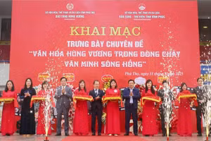 Các đại biểu cắt băng khai mạc.