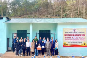 Trường Tiểu học Lê Văn Tám (TP Tuyên Quang, tỉnh Tuyên Quang) khánh thành và bàn giao Nhà tình thương tặng gia đình em Hà Thị Thương ở huyện Chiêm Hóa.