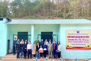 Trường Tiểu học Lê Văn Tám (TP Tuyên Quang, tỉnh Tuyên Quang) khánh thành và bàn giao Nhà tình thương tặng gia đình em Hà Thị Thương ở huyện Chiêm Hóa.