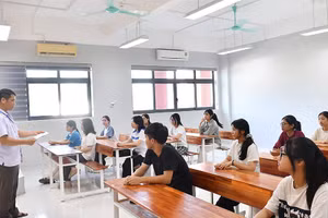 Cán bộ coi thi phổ biến quy chế thi tới các thí sinh.