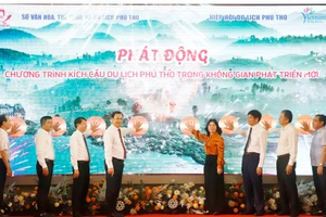Các đại biểu thực hiện nghi thức ấn nút khởi động Chương trình kích cầu Du lịch Phú Thọ trong không gian phát triển mới.