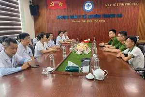 Đối tượng Khuất Văn Sinh (thứ nhất bên phải) đã xin lỗi công khai đối với các y, bác sĩ, nhân viên y tế tham gia cấp cứu cháu L (ảnh: Công an tỉnh Phú Thọ).