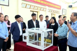 Ông Nguyễn Hữu Đông, Chủ nhiệm Ủy ban Công tác đại biểu của Quốc hội cùng các đại biểu kiểm tra khu vực bỏ phiếu tại phường Phú Thọ.