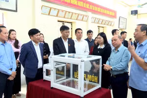 Ông Nguyễn Hữu Đông, Chủ nhiệm Ủy ban Công tác đại biểu của Quốc hội cùng các đại biểu kiểm tra khu vực bỏ phiếu tại phường Phú Thọ.