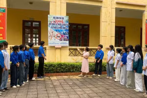 Giáo viên Trường THPT Long Châu Sa tuyên truyền cho học sinh về tác hại việc sử dụng thuốc lá.