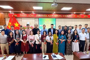 Đại biểu cùng các nhà báo, phóng viên thường trú tại Phú Thọ.