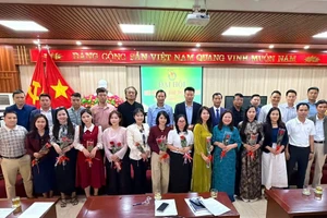 Đại biểu cùng các nhà báo, phóng viên thường trú tại Phú Thọ.