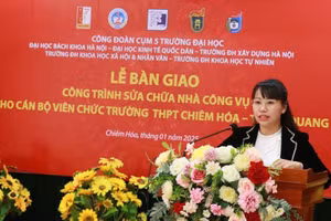 Cô giáo Trần Thị Thơm, Phó hiệu trưởng trường THPT Chiêm Hóa phát biểu.