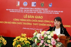 Cô giáo Trần Thị Thơm, Phó hiệu trưởng trường THPT Chiêm Hóa phát biểu.