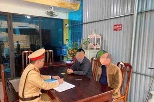 Cơ quan công an làm việc với các bên liên quan.