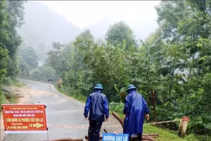 Lực lượng chức năng chăng dây, dựng biển cảnh báo nguy hiểm tại các điểm sạt lở.