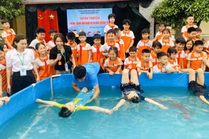 Học sinh Trường Tiểu học Hương Sơn được tuyên truyền minh họa trực quan.