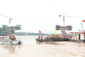 Tạm dừng vận hành phà quân sự sông Hồng từ 5h sáng 12/7/2025 do mực nước lên cao (ảnh minh họa).
