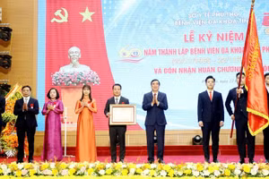 Thừa ủy quyền của Chủ tịch nước, ông Bùi Minh Châu, Trưởng Đoàn ĐBQH tỉnh Phú Thọ trao Huân chương Lao động hạng Ba cho Bệnh viện Đa khoa tỉnh Phú Thọ.