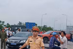 CSGT điều tiết giao thông do cầu Phong Châu ở Phú Thọ bị sập.