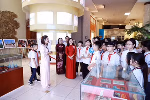 Học sinh tham quan, trải nghiệm.