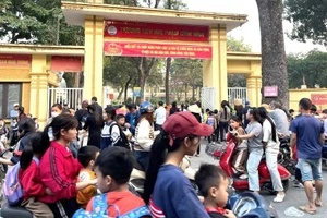 Giờ đón học sinh tại Trường Tiểu học Phạm Công Bình, xã Tề Lỗ (ảnh chụp chiều ngày 2/12/2025).