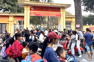 Giờ đón học sinh tại Trường Tiểu học Phạm Công Bình, xã Tề Lỗ (ảnh chụp chiều ngày 2/12/2025).