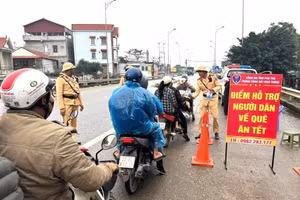 Một điểm hỗ trợ người dân về quê ăn Tết (ảnh Công an tỉnh Phú Thọ).