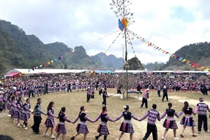 Nghi thức dựng cây nêu - biểu tượng cây thiêng nối trời với đất tại Lễ hội Gầu Tào.