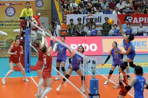 Trận Chung kết giữa đội tuyển bóng chuyền nữ Việt Nam và CLB Korabelka (Nga) diễn ra sôi nổi, kịch tính. Trong set 1, các thành viên, đội tuyển Việt Nam thi đấu tập trung nhưng không khắc chế sức mạnh của đối phương, CLB Korabelka đã vươn lên giành thắng lợi với tỷ số 25 - 19.