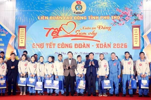 Các đại biểu trao quà Tết cho đoàn viên, công nhân lao động.