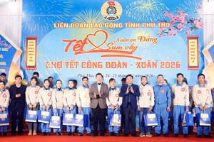 Các đại biểu trao quà Tết cho đoàn viên, công nhân lao động.