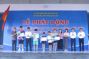 Ban tổ chức cùng các đại biểu tặng quà gồm kính bơi và vé bơi cho các câu lạc bộ.