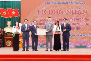 Đại diện Bộ VH, TT&DL trao bằng công nhận Lễ hội Tết Doi là Di sản văn hóa phi vật thể quốc gia (Ảnh: V.L).
