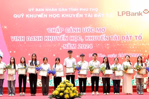 Ông Phan Trọng Tấn - Phó Chủ tịch UBND tỉnh Phú Thọ và ông Hoàng Văn Phúc - Phó Tổng Giám đốc Ngân hàng LPBank trao thưởng cho học sinh.