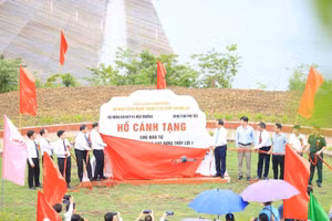 Các đại biểu thực hiện nghi thức kéo băng khánh thành biểu tượng dự án Hồ chứa nước Cánh Tạng.