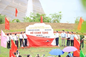 Các đại biểu thực hiện nghi thức kéo băng khánh thành biểu tượng dự án Hồ chứa nước Cánh Tạng.