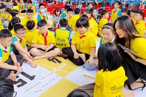 Trường Tiểu học Đinh Tiên Hoàng (phường Nông Trang, tỉnh Phú Thọ) tổ chức chương trình ngoại khóa Tiếng Anh cho học sinh.
