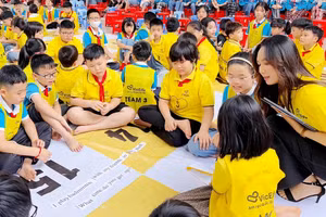 Trường Tiểu học Đinh Tiên Hoàng (phường Nông Trang, tỉnh Phú Thọ) tổ chức chương trình ngoại khóa Tiếng Anh cho học sinh.