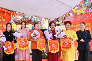 Ban tổ chức tặng hoa, cờ lưu niệm cho các thủ nhang, nghệ nhân, thanh đồng tham gia trình diễn.