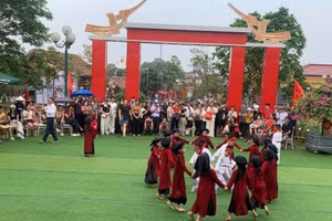 Các em học sinh trình diễn làn điệu Xoan đặc sắc tại Lễ hội Đền Hùng 2026. 