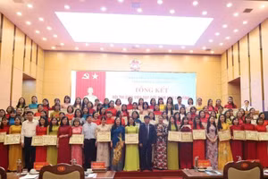 Lãnh đạo Sở GD&ĐT tỉnh Phú Thọ trao chứng nhận cho các giáo viên.