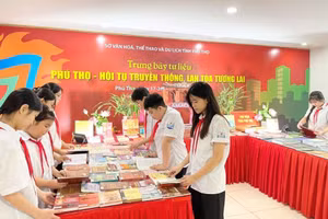 Học sinh tham quan gian trưng bày tại Hội sách Đất Tổ năm 2026.