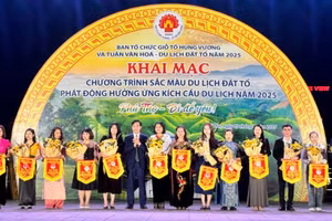 Ông Nguyễn Đắc Thủy - Giám đốc Sở VH, TT&DL tỉnh Phú Thọ tặng hoa và cờ lưu niệm cho các đơn vị.