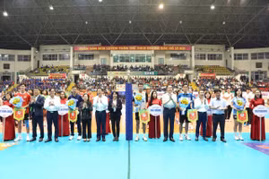 Các đại biểu tặng hoa, cờ lưu niệm cho tổ trọng tài và các đội bóng.