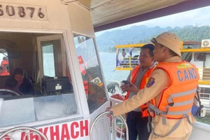 CSGT kiểm tra phương tiện chở khách trên lòng hồ sông Đà (ảnh CAT Phú Thọ).