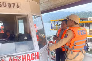 CSGT kiểm tra phương tiện chở khách trên lòng hồ sông Đà (ảnh CAT Phú Thọ).