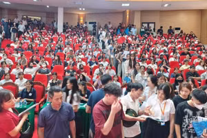 Sinh viên chờ làm thủ tục nhập học.