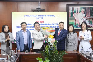 Ông Nguyễn Huy Ngọc - Phó Chủ tịch tỉnh UBND tỉnh Phú Thọ tặng hoa chúc mừng Trung tâm Chăm sóc sức khỏe cán bộ tỉnh, Bệnh viện đa khoa tỉnh Phú Thọ.