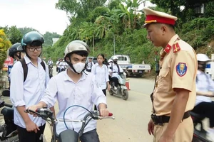 CSGT Tuyên Quang xử lý nghiêm những trường hợp học sinh, sinh viên, phụ huynh vi phạm các quy định về trật tự an toàn giao thông. (Ảnh: CA Tuyên Quang)